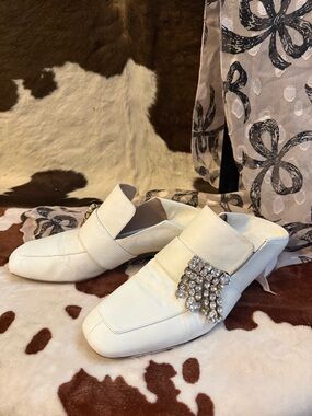 Stuart Weitzman White Leather Crystal-Embellished Mule Clogs originally 450 Dlls
